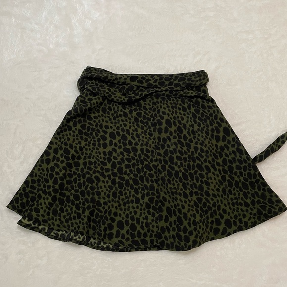 NWOT Abercrombie & Fitch Wrap Tie Mini Skirt - XS/S - Animal Print​ - Picture 3 of 8